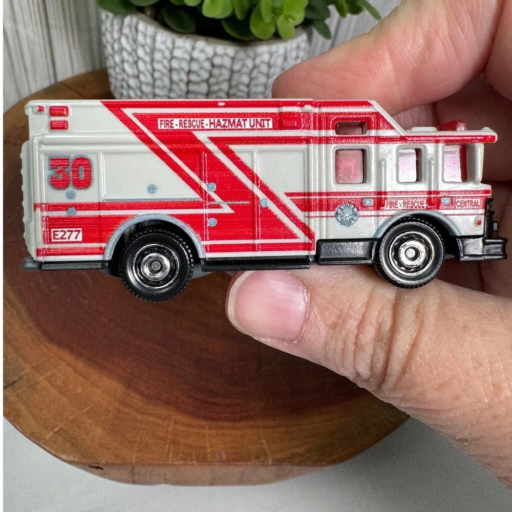 Matchbox Hazard Squad Fire Rescue Hazmat Unit White Red MB996 Diecast Truck 2009